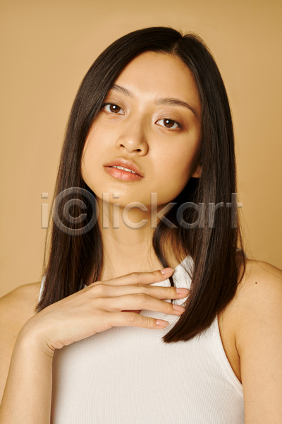 동양인 성인 성인여자한명만 여자 한명 JPG 앞모습 포토 해외이미지 갈색배경 모델 뷰티 상반신 손짓 응시 컨셉 포즈