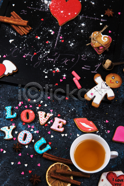 사랑 사람없음 JPG 포토 해외이미지 검은배경 실내 아이러브유 입술모양 진저맨 진저쿠키 차(음료) 쿠키