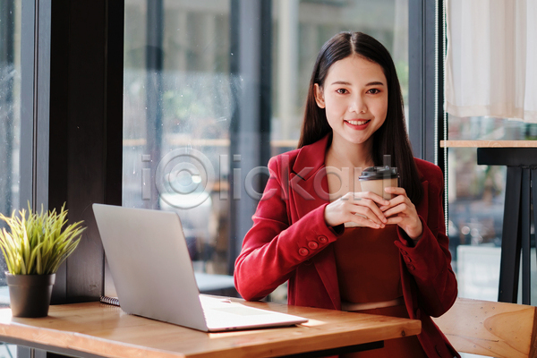 동양인 성인 성인여자한명만 여자 한명 JPG 앞모습 포토 해외이미지 노트북 들기 비즈니스우먼 상반신 실내 컵