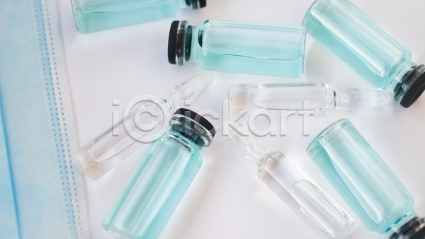 사람없음 JPG 포토 하이앵글 해외이미지 마스크 바이알 백신 스튜디오촬영 액체 예방접종 오브젝트 유리병 투명 하늘색