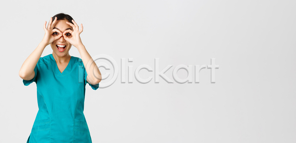 성인 성인여자한명만 여자 한명 JPG 앞모습 포토 해외이미지 상반신 손짓 실내 웃음 의료진 의사 청진기 카피스페이스 회색배경