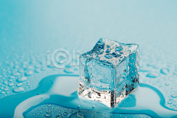 시원함 차가움 사람없음 JPG 포토 해외이미지 녹음(녹이기) 물 얼음 큐브 투명 하늘색