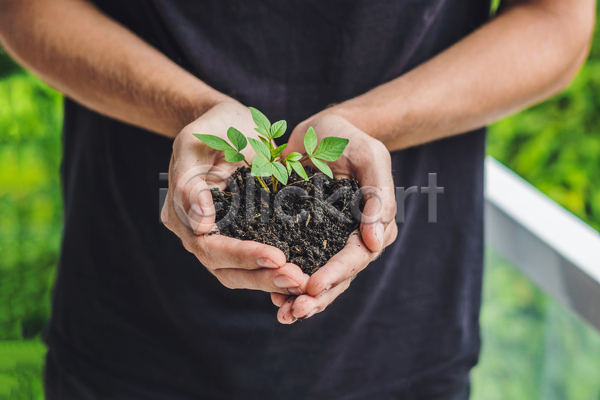 성인 성인남자한명만 한명 JPG 앞모습 포토 해외이미지 들기 백그라운드 상반신 손 잎 흙