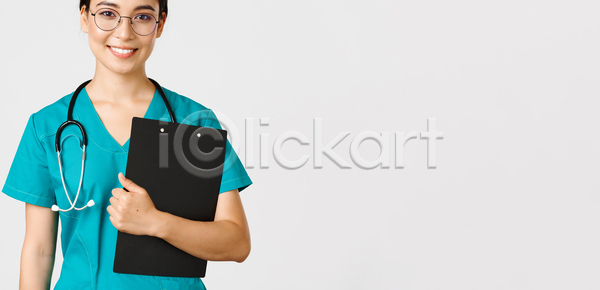 성인 성인여자한명만 여자 한명 JPG 앞모습 포토 해외이미지 들기 상반신 서류판 실내 안경낌 의료진 의사 청진기 회색배경