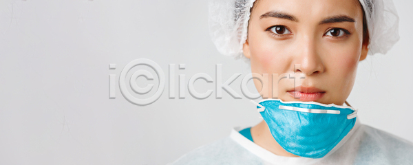 성인 성인여자한명만 여자 한명 JPG 근접촬영 앞모습 포토 해외이미지 마스크 무표정 방역복 상반신 실내 얼굴 의료진 의사 턱스크 회색배경