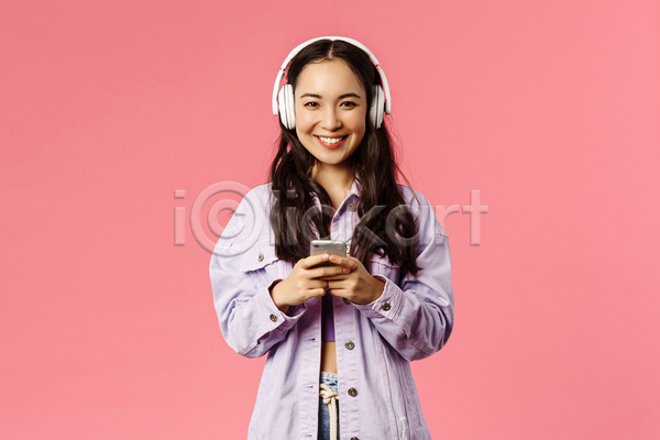 즐거움 동양인 성인 성인여자한명만 여자 한명 JPG 앞모습 포토 해외이미지 노래감상 들기 상반신 스마트폰 실내 헤드셋
