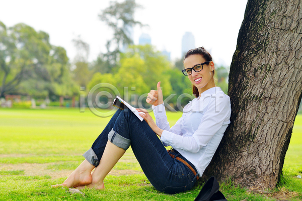 여유 성인 성인여자한명만 여자 한명 JPG 옆모습 포토 해외이미지 기댐 나무 독서 따봉 맨발 앉기 자연 잔디 전신 책