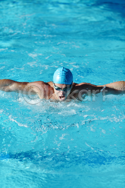 남자 백인 성인 성인남자한명만 한명 JPG 앞모습 포토 해외이미지 근육질 물 상반신 수영 수영선수 수영장 스포츠 실내 안경 운동 젖음 파란색 팔벌리기