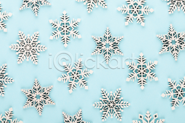 사람없음 JPG 포토 하이앵글 해외이미지 겨울 눈꽃 눈꽃무늬 눈송이 실내 오브젝트 크리스마스장식 파란배경