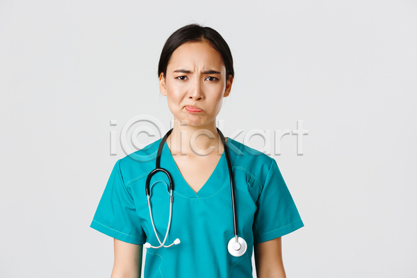 못마땅 성인 성인여자한명만 여자 한명 JPG 앞모습 포토 해외이미지 부정적 상반신 실내 의료진 의사 찡그림 청진기 회색배경