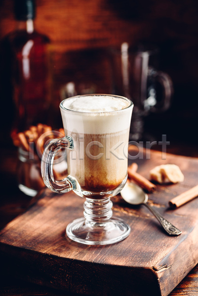 사람없음 JPG 포토 해외이미지 갈색 나무도마 나무탁자 위스키 칵테일 커피 커피잔 크림 티스푼 한잔