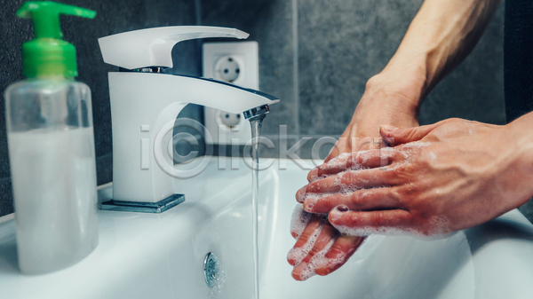 신체부위 JPG 포토 해외이미지 비누거품 세면대 손 손씻기 수도꼭지 실내 위생관리 화장실