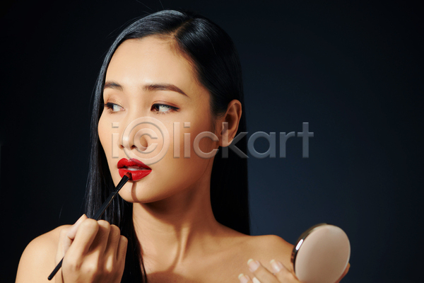 동양인 성인 성인여자한명만 여자 한명 JPG 앞모습 포토 해외이미지 검은색 들기 립브러쉬 뷰티 상반신 실내 팩트 화장