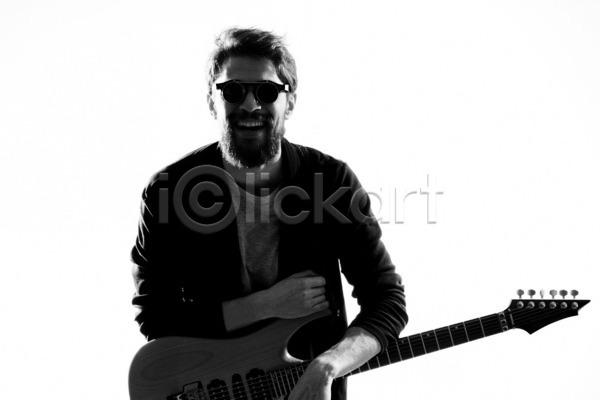 남자 성인 성인남자한명만 한명 JPG 앞모습 포토 해외이미지 흑백 기타 기타리스트 락스타 로큰롤 매기 미소(표정) 밴드(음악) 상반신 선글라스