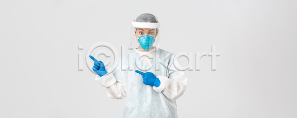 성인 성인여자한명만 여자 한명 JPG 앞모습 포토 해외이미지 가리킴 놀람 마스크 방역복 상반신 실내 의료진 의사 회색배경