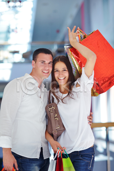 기쁨 행복 남자 두명 성인 성인만 여자 JPG 포토 해외이미지 들기 라이프스타일 상반신 쇼핑 쇼핑몰 쇼핑백 커플