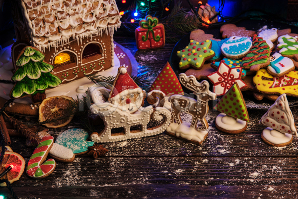 사람없음 JPG 포토 해외이미지 과자집 나무배경 루돌프 산타모양 실내 진저쿠키 쿠키 크리스마스 크리스마스트리모양쿠키