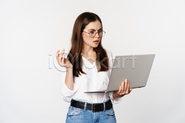 서양인 성인 성인여자한명만 여자 한명 JPG 앞모습 포토 해외이미지 갈색머리 노트북 들기 비즈니스우먼 사업가 상반신 안경낌 응시 컨설턴트 컴퓨터