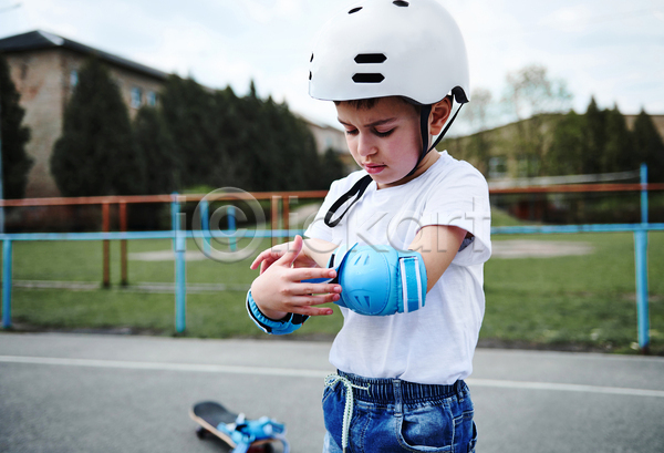 소년 어린이 한명 JPG 아웃포커스 옆모습 포토 해외이미지 도로 보호장비 상반신 스케이트 스케이트보드 아스팔트(도로) 안전 야외 주간 착용 취미 헬멧