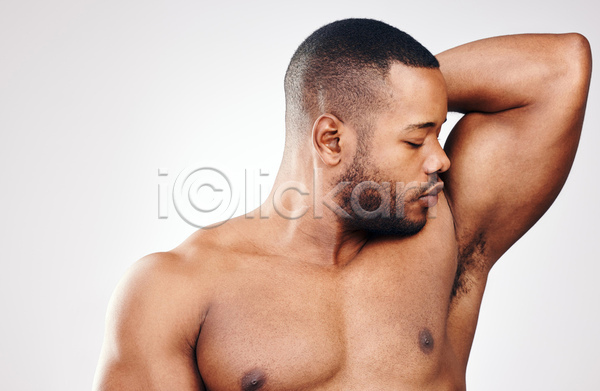 남자 서양인 성인 성인남자한명만 한명 JPG 앞모습 포토 해외이미지 근육질 내려보기 뷰티 상반신 털