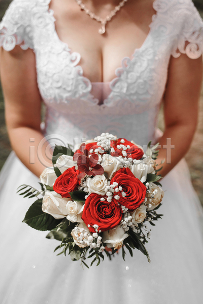 우아함 성인 여자 한명 JPG 앞모습 포토 해외이미지 결혼 결혼식 꽃 꽃다발 드레스 들기 부케 상반신 신부(웨딩) 실내 웨딩드레스