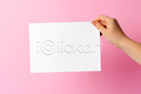 신체부위 JPG 포토 해외이미지 들기 보여주기 분홍색 사각형 손 잡기 종이 직사각형 카피스페이스 프레임