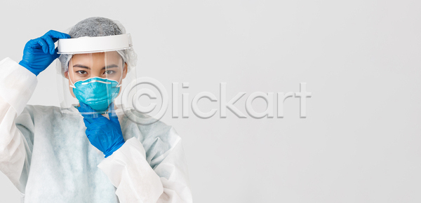 성인 성인여자한명만 여자 한명 JPG 앞모습 포토 해외이미지 마스크 방역복 상반신 실내 의료진 의사 착용 카피스페이스 회색배경