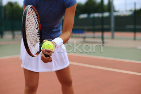 준비 성인 성인여자한명만 여자 한명 JPG 아웃포커스 앞모습 옆모습 포토 해외이미지 들기 상반신 서브 야외 주간 테니스 테니스공 테니스라켓 테니스선수 테니스장