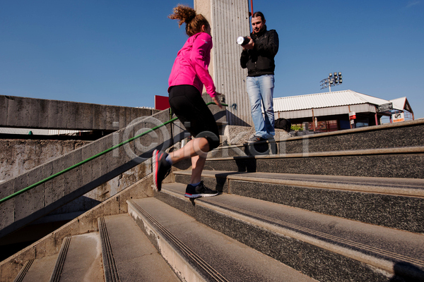 남자 두명 성인 성인만 여자 JPG 앞모습 옆모습 포토 해외이미지 건강 계단 달리기 들기 라이프스타일 러닝 아침 야외 오르기 운동복 유산소운동 전신 조깅 카메라