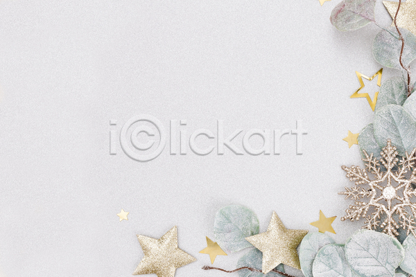 사람없음 JPG 포토 하이앵글 해외이미지 겨울 눈꽃 눈꽃무늬 눈송이 별 별모형 실내 오브젝트 유칼립투스 카피스페이스 크리스마스장식 흰배경