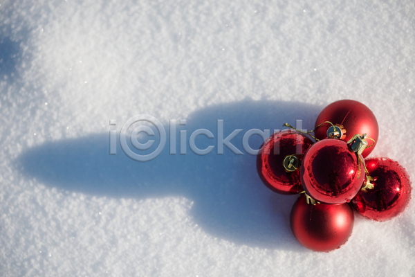 사람없음 JPG 포토 하이앵글 해외이미지 겨울 그림자 눈(날씨) 야외 오너먼트 주간 크리스마스장식