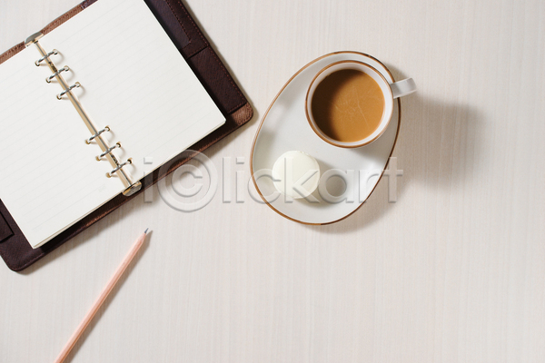달콤 사람없음 JPG 포토 하이앵글 해외이미지 다이어리 디저트 마카롱 실내 연필 접시 커피 흰배경