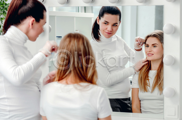 두명 성인 성인여자만 여자 JPG 뒷모습 앞모습 옆모습 포토 해외이미지 거울 눈썹 눈썹문신 들기 반사 상담 상반신 시술 실내 응시