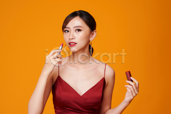 동양인 성인 성인여자한명만 여자 한명 JPG 앞모습 포토 해외이미지 들기 립스틱 뷰티 상반신 실내 주황색 화장