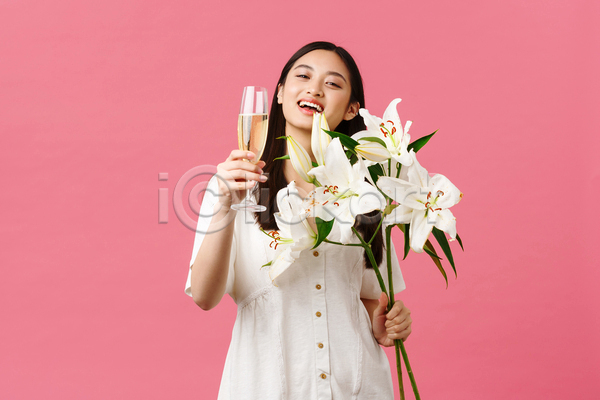 행복 동양인 성인 성인여자한명만 여자 한명 JPG 앞모습 포토 해외이미지 꽃 꽃다발 들기 백합(꽃) 분홍색 상반신 샴페인잔 실내