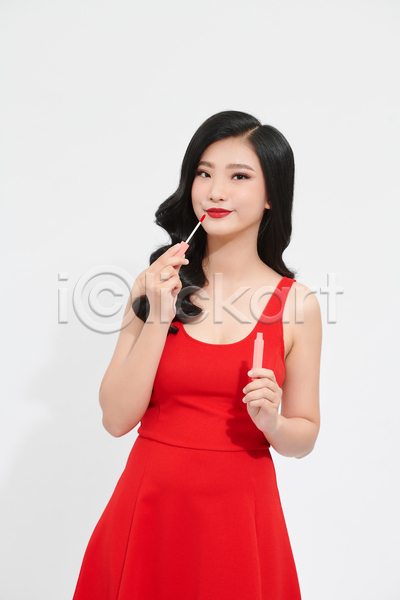 동양인 성인 성인여자한명만 여자 한명 JPG 앞모습 포토 해외이미지 들기 뷰티 빨간색 상반신 실내 틴트 화장