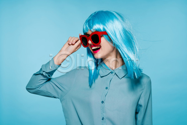 성인 성인여자한명만 여자 한명 JPG 앞모습 포토 해외이미지 가발 상반신 선글라스 잡기 하늘색 힙스터