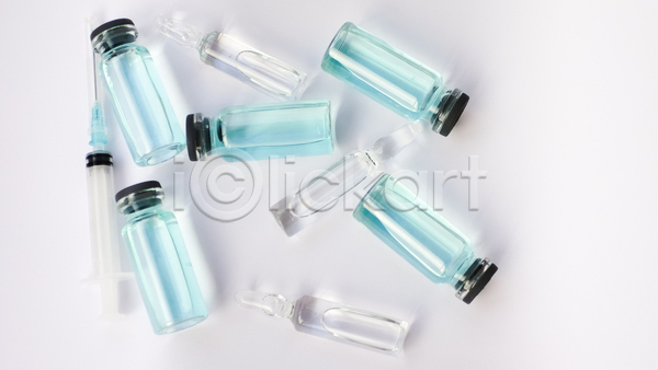 사람없음 JPG 포토 하이앵글 해외이미지 바이알 백신 스튜디오촬영 액체 예방접종 오브젝트 유리병 주사기 투명 하늘색