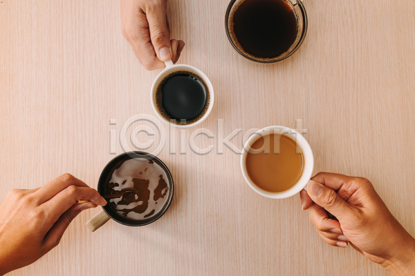 티타임 신체부위 JPG 포토 하이앵글 해외이미지 나무배경 손 실내 잡기 젓기 커피 커피잔