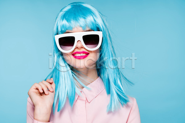 성인 성인여자한명만 여자 한명 JPG 앞모습 포토 해외이미지 가발 상반신 선글라스 하늘색 힙스터