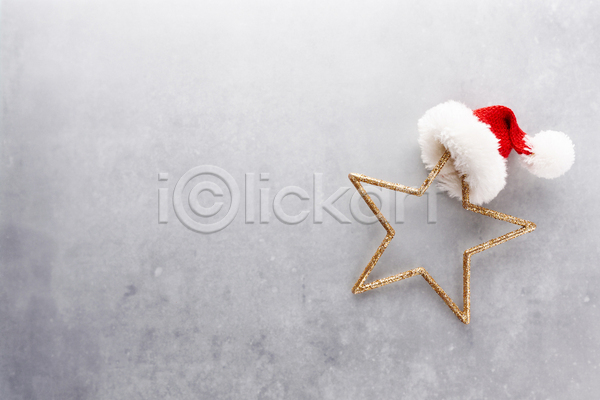 사람없음 JPG 포토 하이앵글 해외이미지 겨울 별 별모형 산타모자 실내 오브젝트 카피스페이스 크리스마스장식 한개 회색배경