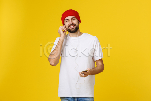 남자 성인 성인남자한명만 한명 JPG 앞모습 포토 해외이미지 들기 상반신 스마트폰 실내 웃음 음악감상 이어폰