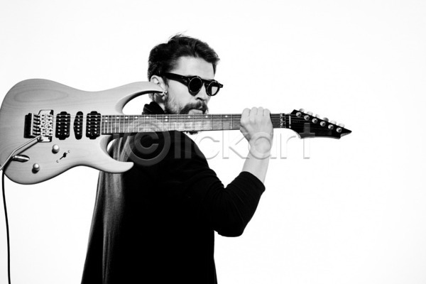 남자 성인 성인남자한명만 한명 JPG 옆모습 포토 해외이미지 흑백 기타 기타리스트 락스타 로큰롤 밴드(음악) 상반신 선글라스 연주 올리기