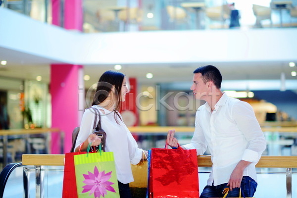 기쁨 행복 남자 두명 성인 성인만 여자 JPG 옆모습 포토 해외이미지 들기 라이프스타일 마주보기 상반신 쇼핑 쇼핑몰 쇼핑백 커플