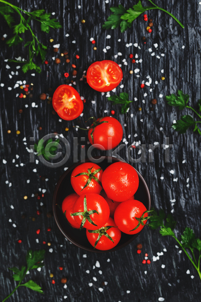 사람없음 JPG 포토 하이앵글 해외이미지 검은배경 단면 방울토마토 소금 실내 토마토
