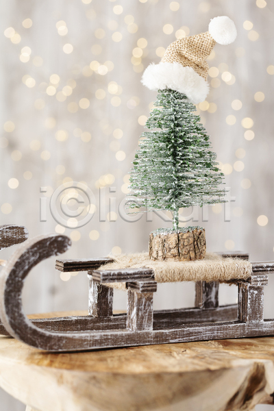 사람없음 JPG 아웃포커스 포토 해외이미지 나무썰매 미니어처 미니트리 보케 산타모자 실내 크리스마스 크리스마스트리