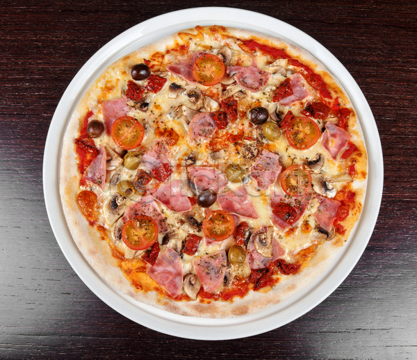 사람없음 JPG 포토 하이앵글 해외이미지 나무배경 실내 접시 콤비네이션피자 패스트푸드 피자