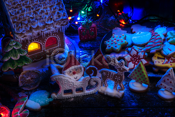 사람없음 JPG 포토 해외이미지 과자집 루돌프 산타모양 실내 어둠 쿠키 크리스마스 크리스마스트리모양쿠키