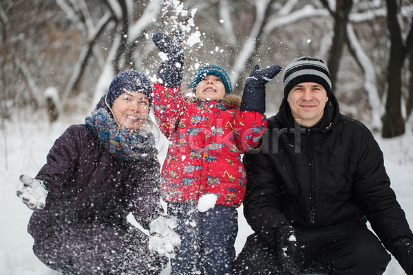 함께함 행복 남자 성인 세명 소년 어린이 여자 JPG 아웃포커스 앞모습 포토 해외이미지 가족 겨울 겨울옷 눈(날씨) 던지기 상반신 야외 웃음 주간