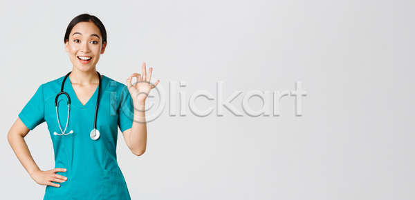 성인 성인여자한명만 여자 한명 JPG 앞모습 포토 해외이미지 OK 상반신 실내 웃음 의료진 의사 청진기 카피스페이스 허리손 회색배경